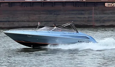 blauwe sportboot varend op water