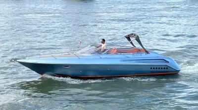 snel motorboot op open water met bestuurder