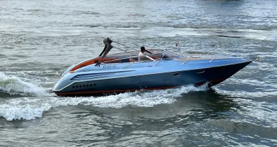 open sportmotorboot op het water