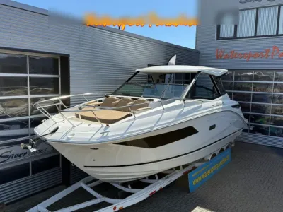 sportcruiser op trailer voor bedrijfspand
