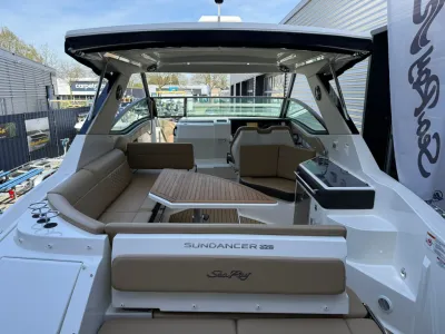 bootinterieur met zitgedeelte en stuurhut