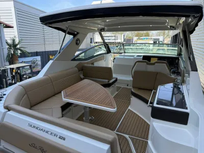 zitgedeelte en cockpit van motorjacht