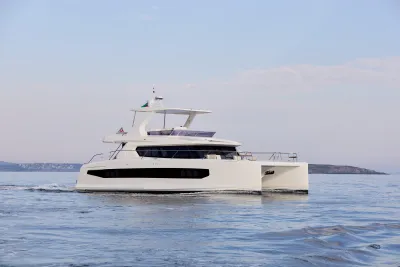 wit motorcatamaran op rustige zee