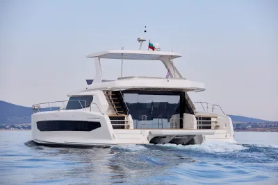 Achteraanzicht van een catamaran op zee