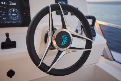 stuurwiel en dashboard van jacht