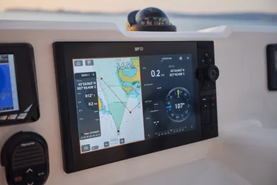 navigatiescherm en instrumenten op het stuur