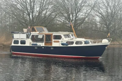 motorjacht op stil water bij bomen
