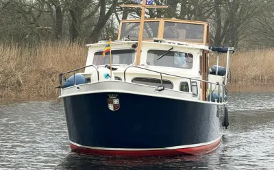 vooraanzicht van motorjacht op stil water