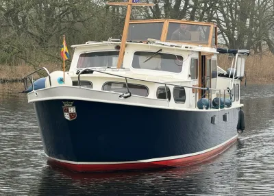 motorjacht op rustig water