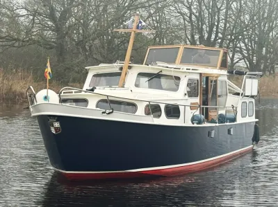 motorjacht in rustig water bij bomen