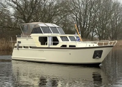 motorkruiser op rustig water met bomen