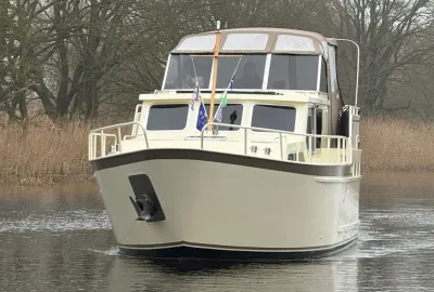 vooraanzicht van motorkruiser