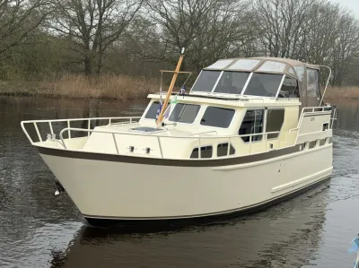 witte motorkruiser op rustige rivier