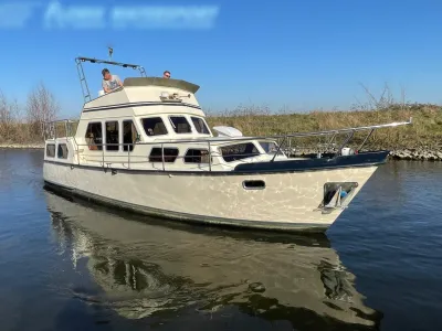 motorjacht in het water bij een oever