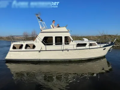 motorjacht op stil water bij oever