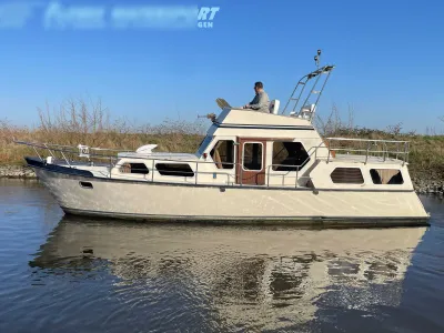 motorjacht op rustig water, zijaanzicht