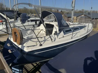 zeiljacht afgemeerd in jachthaven