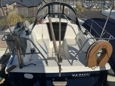 kuip en achterzijde van zeilboot in haven