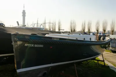 kajuitsloep op de kant in jachthaven