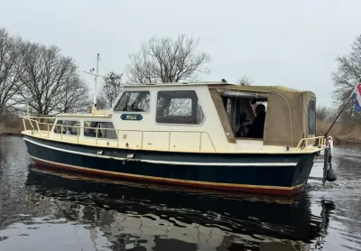 motorschouw op water met bomen op achtergrond