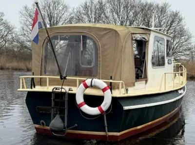 Motorschouw afgemeerd op het water