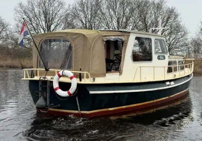 motorjacht met huif en reddingsboei op water