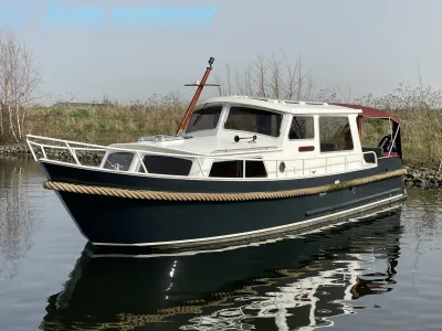 kajuitboot afgemeerd bij oever