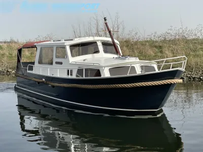 motorboot aangemeerd bij oever