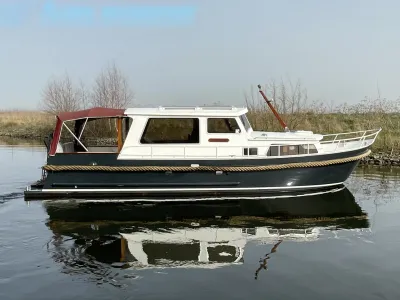 motorjacht op rustig water