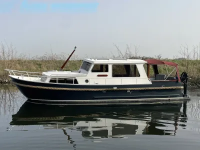 motorboot op stil water langs oever