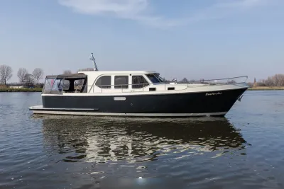 motorjacht op rustig water