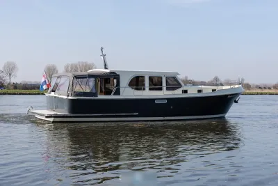 motorjacht op water in zijaanzicht
