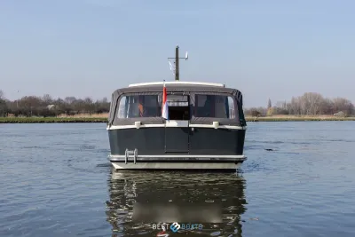 achteraanzicht motorjacht op rivier