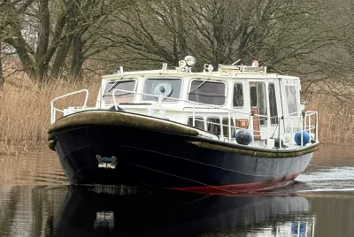 vlet op rivier met bomen op oever