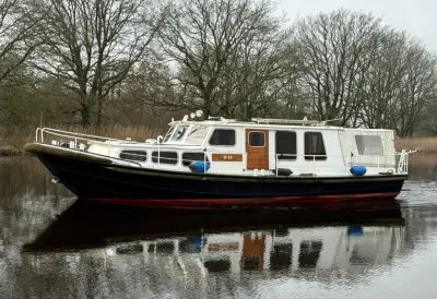 motorvlet op rivier met bomen op achtergrond