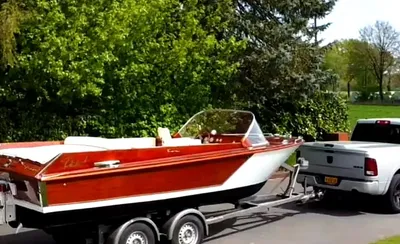 klassieke houten sportboot op trailer