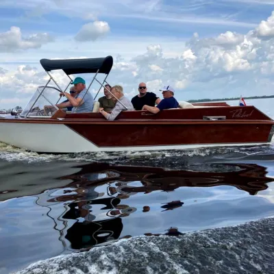 houten klassieke sportboot met passagiers