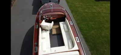 bovenaanzicht houten sportboot op weg