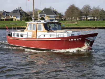 rode kotter op rivier nabij oever