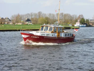 rood motorjacht varend op rivier
