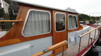 zijaanzicht van houten kajuit op dek