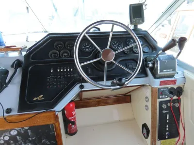 stuurstand en instrumentenpaneel van boot