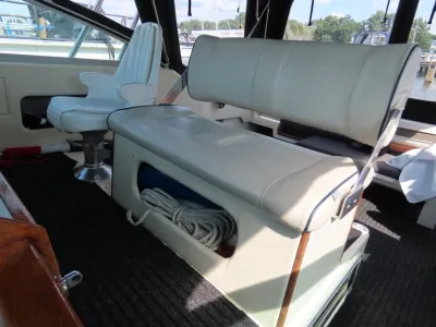 zitbank en bestuurdersstoel in bootinterieur