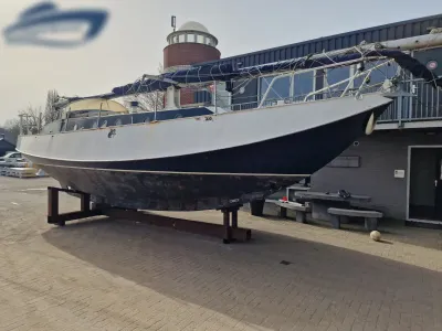 zeilboot op de kant bij bedrijfspand