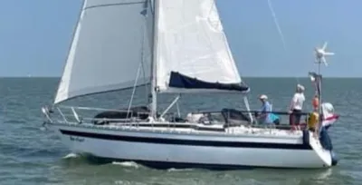 zeiljacht op zee met opgehezen zeilen