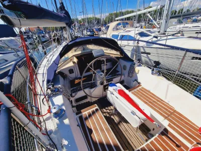 cockpit van zeiljacht in jachthaven