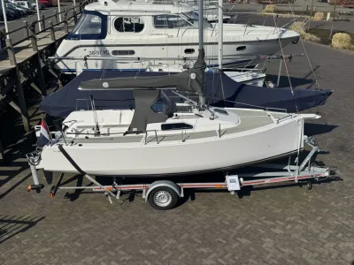 zeilboot op trailer bij jachthaven