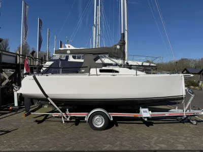 zeilboot op trailer bij kade