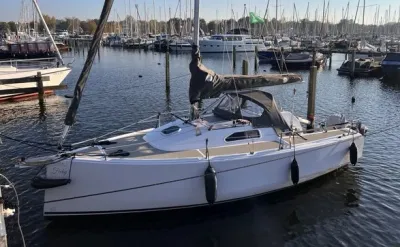 zeilboot afgemeerd in jachthaven