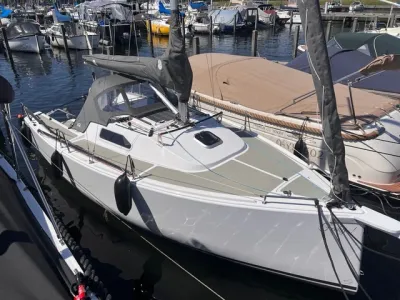 zeilboot aangemeerd in jachthaven